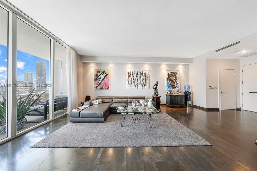 For Sale: $825,000 (1 beds, 1 baths, 1076 Square Feet)
