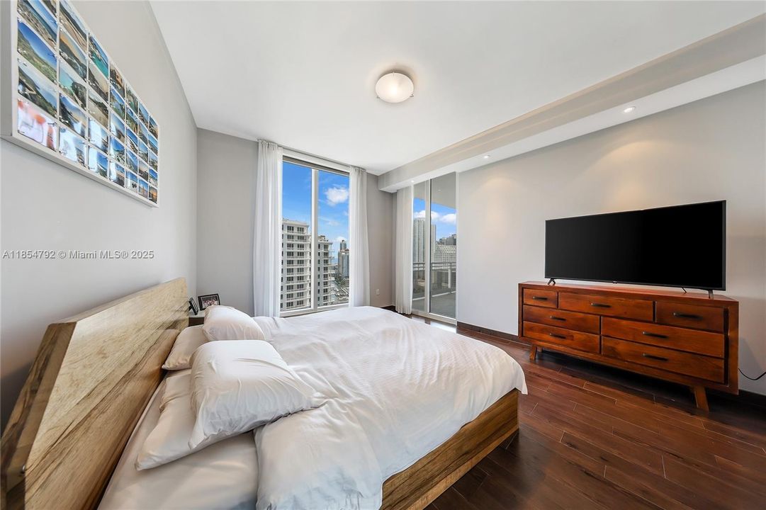 For Sale: $825,000 (1 beds, 1 baths, 1076 Square Feet)