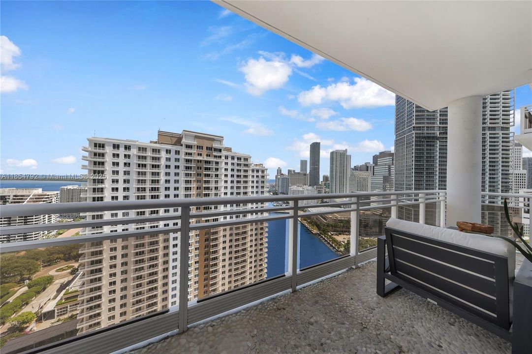 For Sale: $825,000 (1 beds, 1 baths, 1076 Square Feet)