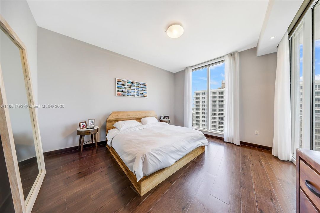 For Sale: $825,000 (1 beds, 1 baths, 1076 Square Feet)