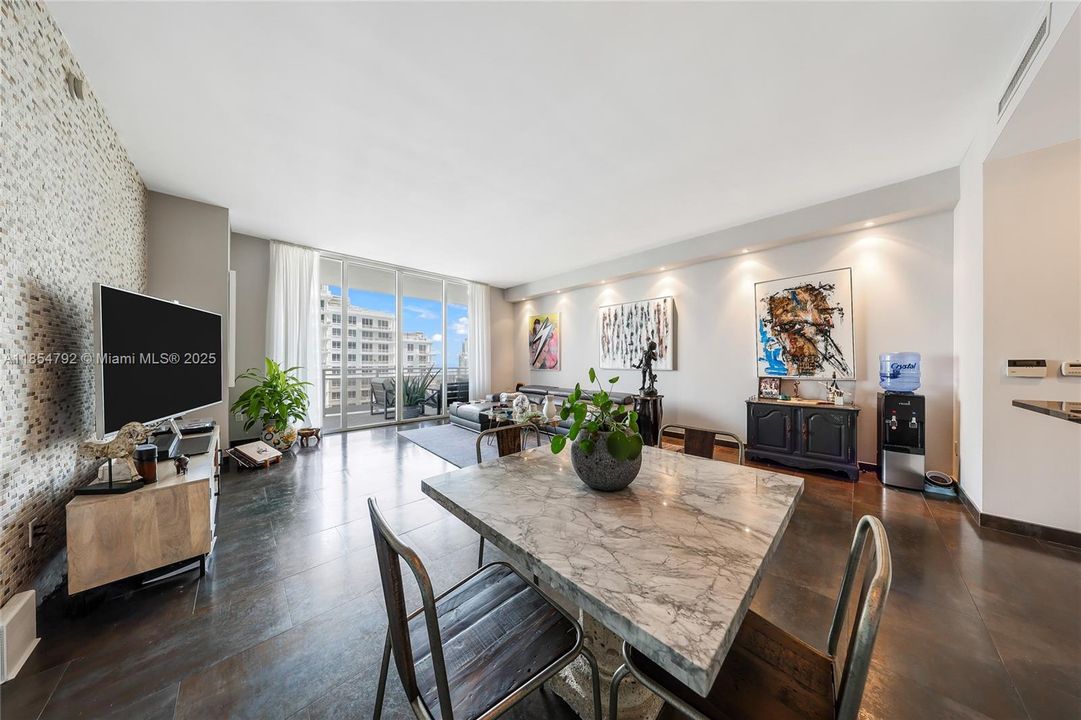 For Sale: $825,000 (1 beds, 1 baths, 1076 Square Feet)