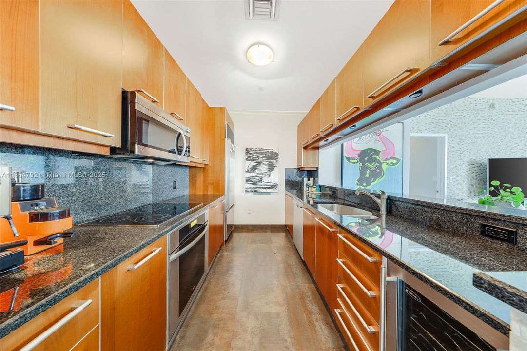 For Sale: $825,000 (1 beds, 1 baths, 1076 Square Feet)