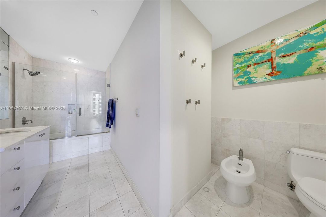 For Sale: $825,000 (1 beds, 1 baths, 1076 Square Feet)