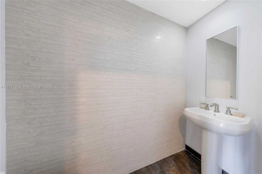 For Sale: $825,000 (1 beds, 1 baths, 1076 Square Feet)