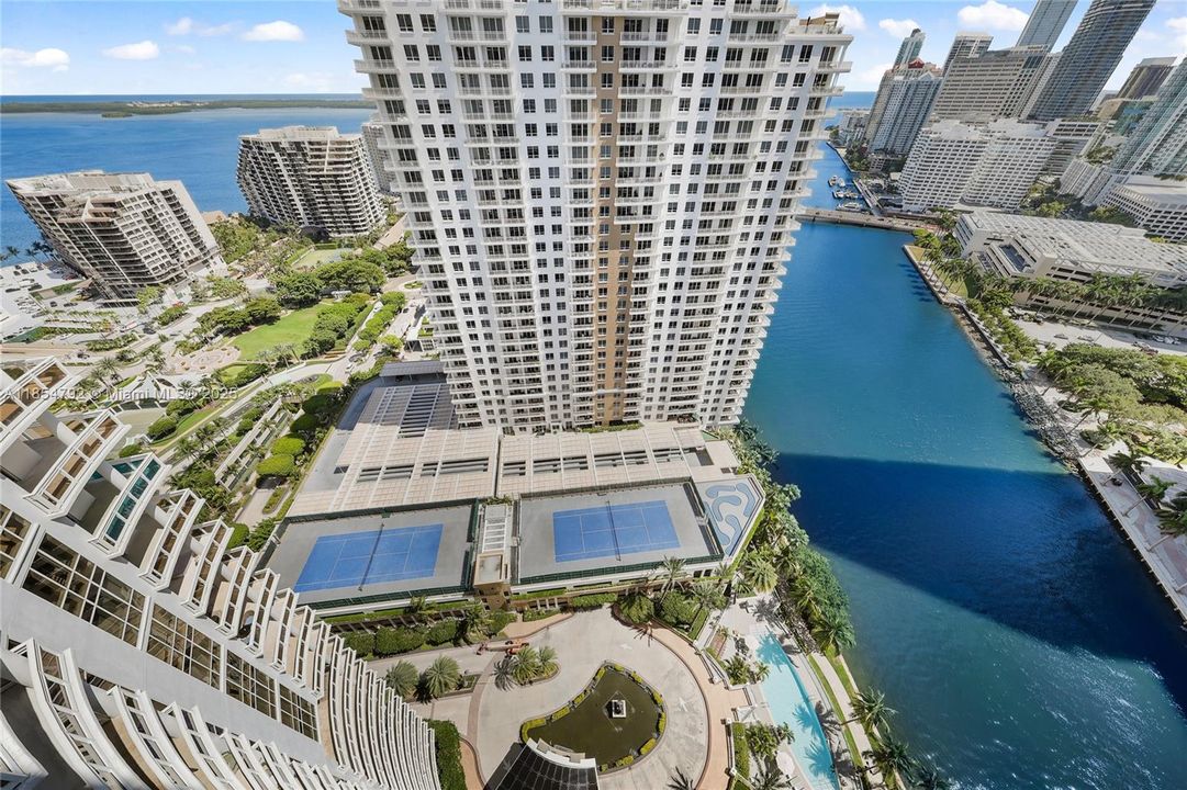 For Sale: $825,000 (1 beds, 1 baths, 1076 Square Feet)