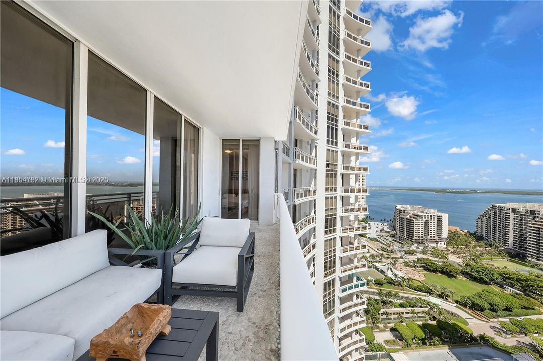 For Sale: $825,000 (1 beds, 1 baths, 1076 Square Feet)