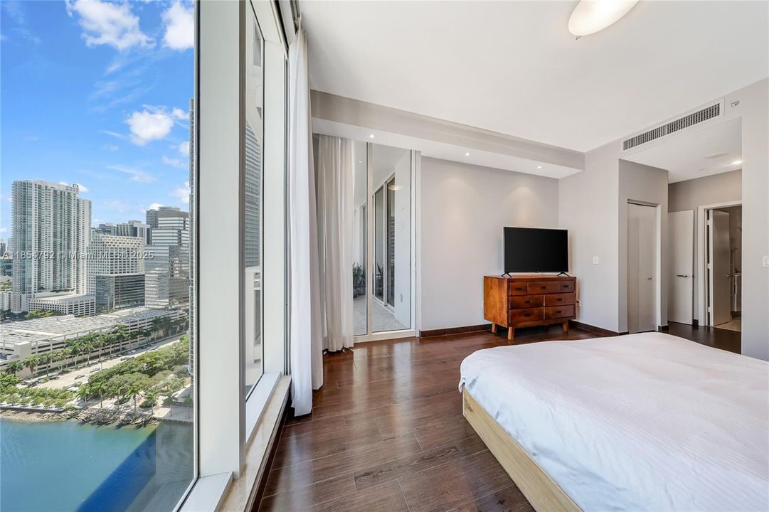 For Sale: $825,000 (1 beds, 1 baths, 1076 Square Feet)