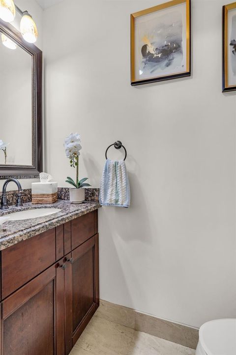 合同活跃: $1,070,000 (5 贝兹, 3 浴室, 2770 平方英尺)