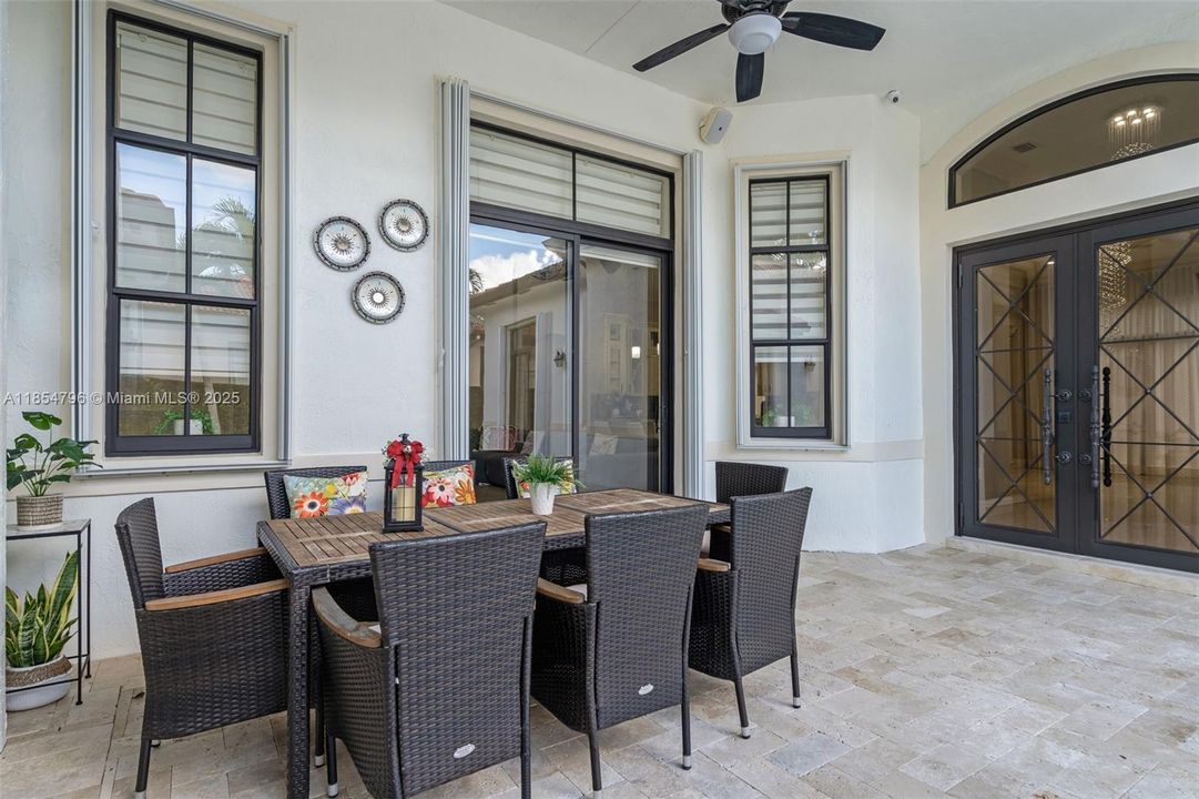 合同活跃: $1,070,000 (5 贝兹, 3 浴室, 2770 平方英尺)