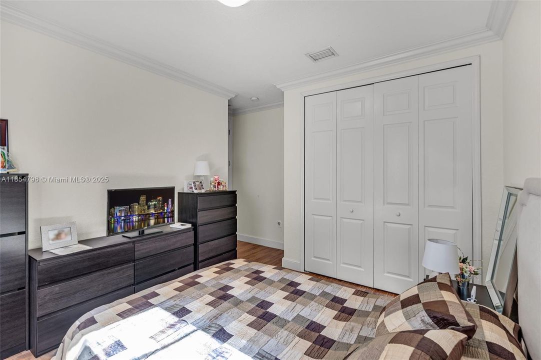 合同活跃: $1,070,000 (5 贝兹, 3 浴室, 2770 平方英尺)