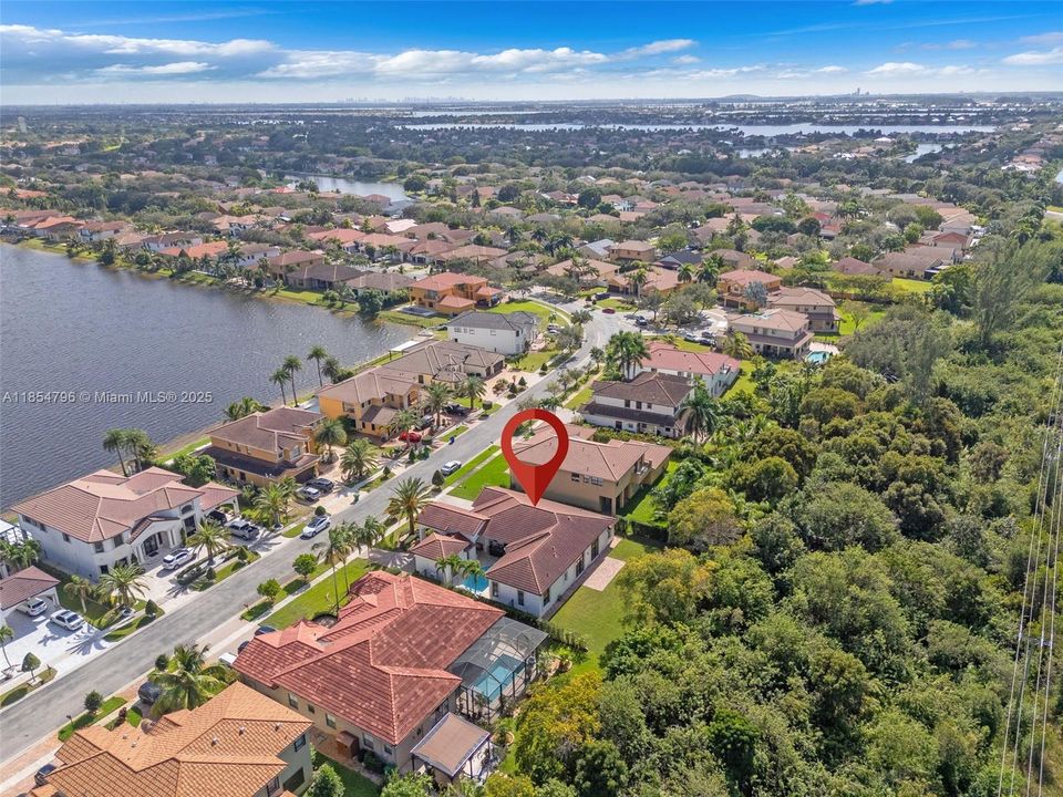 合同活跃: $1,070,000 (5 贝兹, 3 浴室, 2770 平方英尺)