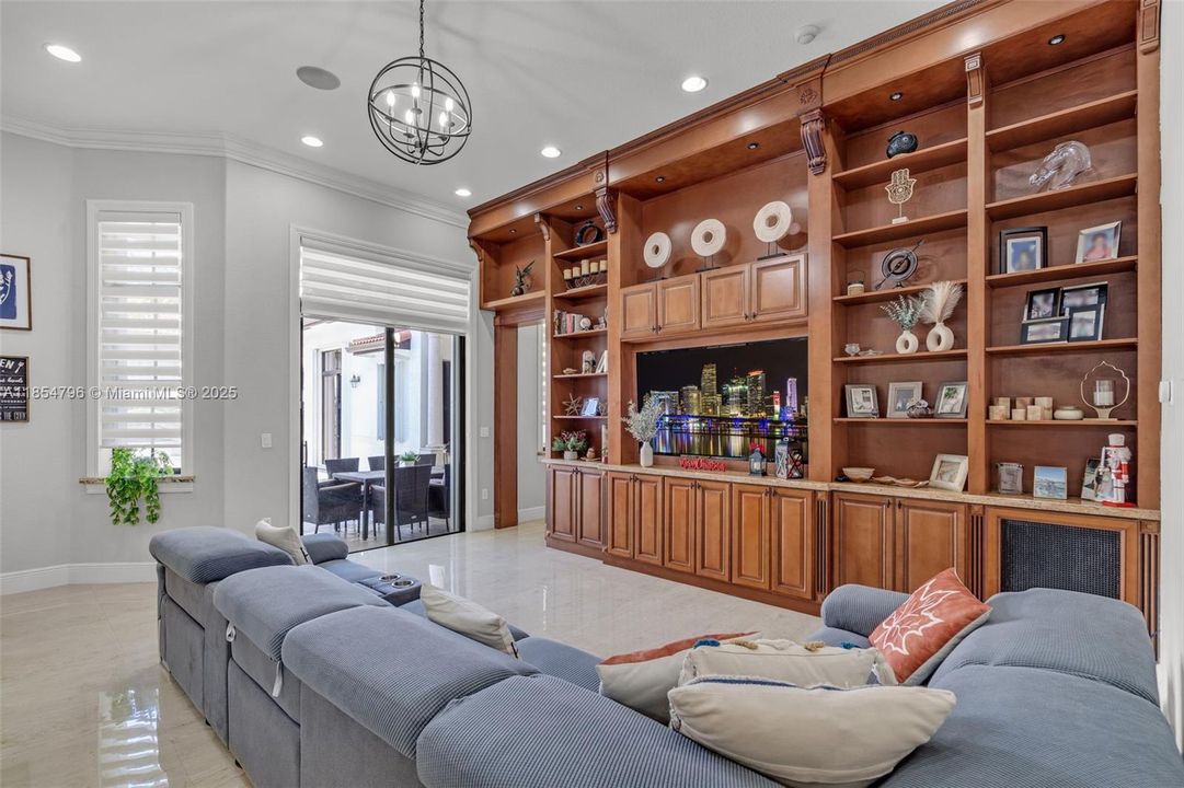 合同活跃: $1,070,000 (5 贝兹, 3 浴室, 2770 平方英尺)