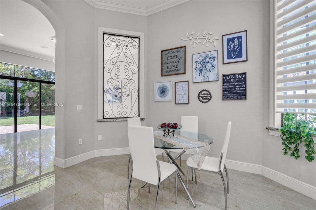 合同活跃: $1,070,000 (5 贝兹, 3 浴室, 2770 平方英尺)