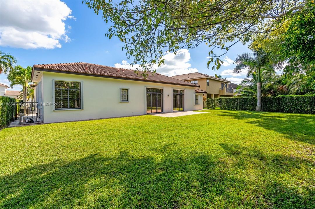 合同活跃: $1,070,000 (5 贝兹, 3 浴室, 2770 平方英尺)