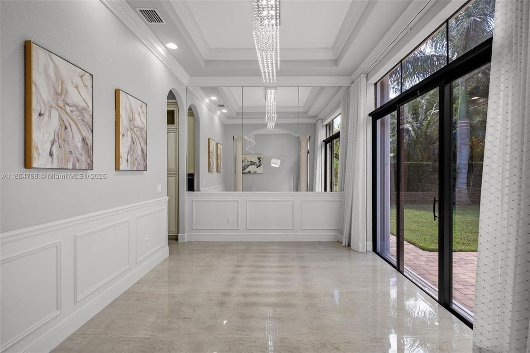 合同活跃: $1,070,000 (5 贝兹, 3 浴室, 2770 平方英尺)