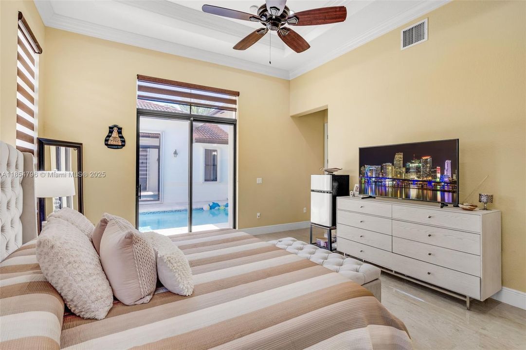 合同活跃: $1,070,000 (5 贝兹, 3 浴室, 2770 平方英尺)