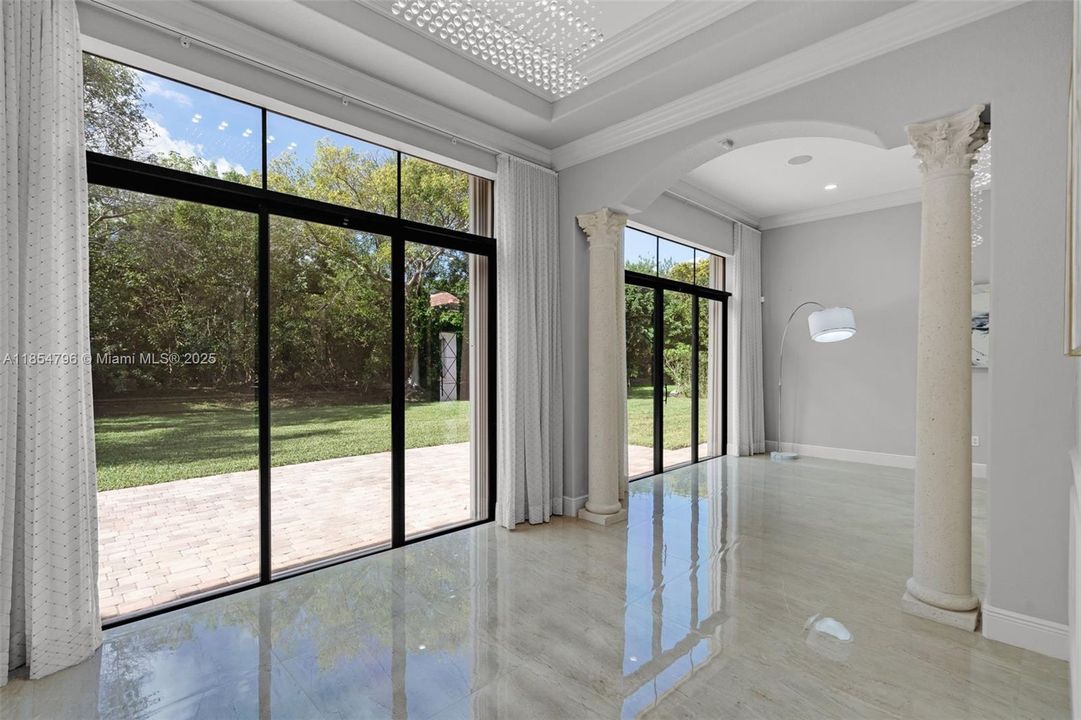 合同活跃: $1,070,000 (5 贝兹, 3 浴室, 2770 平方英尺)