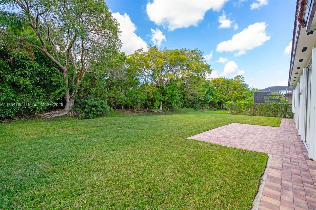 合同活跃: $1,070,000 (5 贝兹, 3 浴室, 2770 平方英尺)