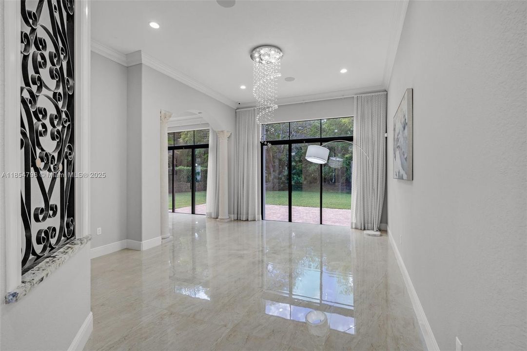 合同活跃: $1,070,000 (5 贝兹, 3 浴室, 2770 平方英尺)