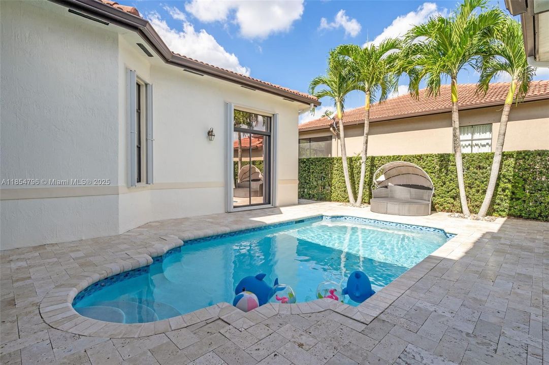 合同活跃: $1,070,000 (5 贝兹, 3 浴室, 2770 平方英尺)