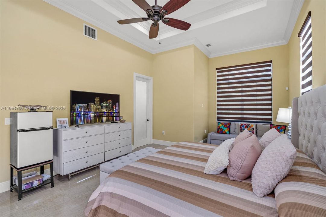 合同活跃: $1,070,000 (5 贝兹, 3 浴室, 2770 平方英尺)