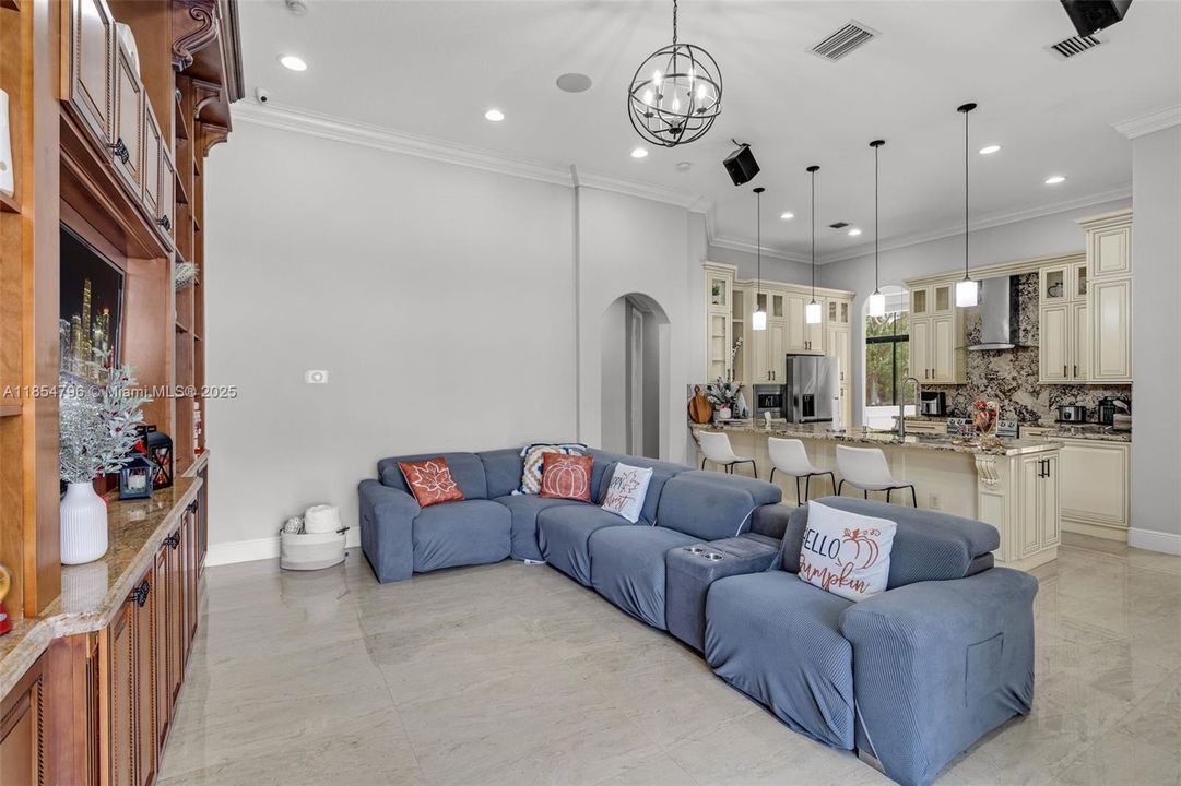 合同活跃: $1,070,000 (5 贝兹, 3 浴室, 2770 平方英尺)