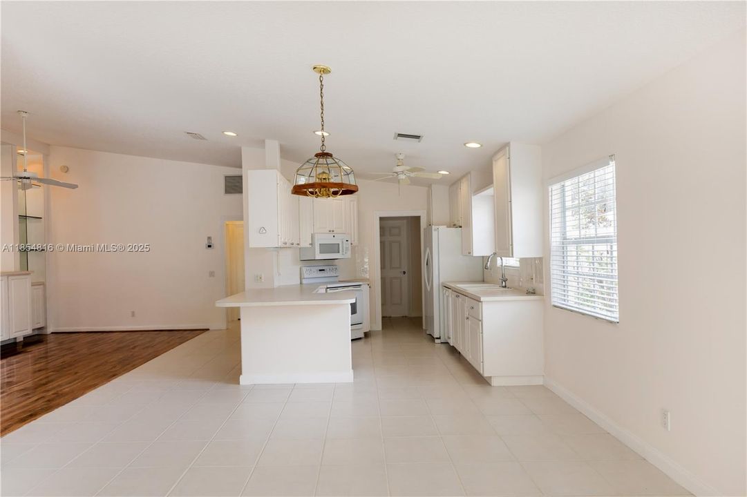 待售: $439,000 (2 贝兹, 2 浴室, 1550 平方英尺)