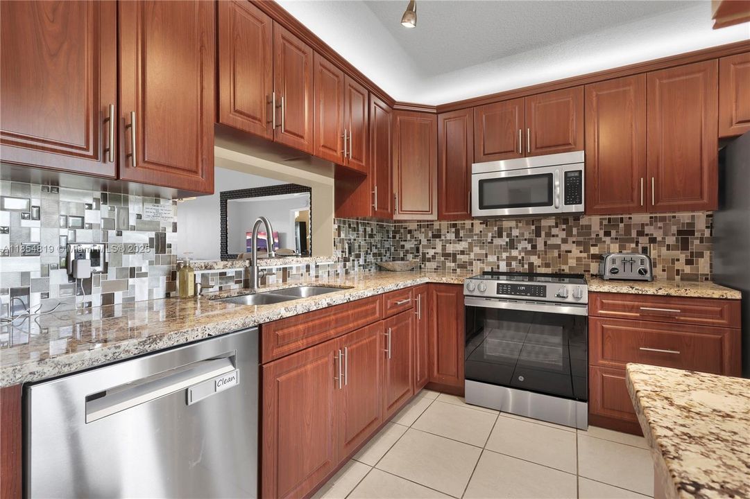 For Sale: $265,000 (2 beds, 2 baths, 1082 Square Feet)