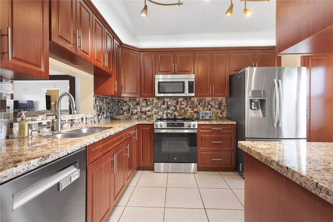 For Sale: $265,000 (2 beds, 2 baths, 1082 Square Feet)