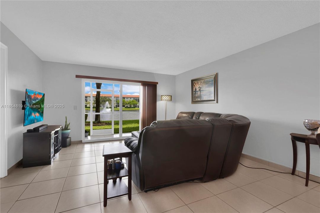 For Sale: $265,000 (2 beds, 2 baths, 1082 Square Feet)