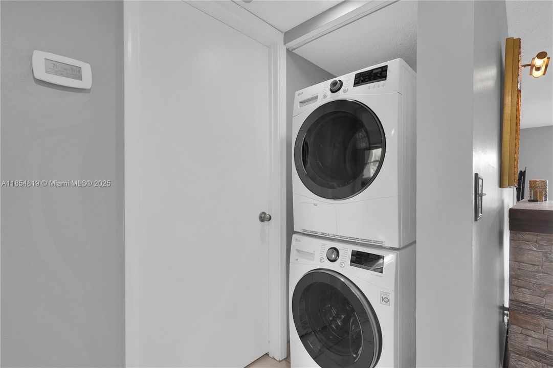 For Sale: $265,000 (2 beds, 2 baths, 1082 Square Feet)