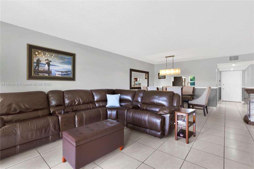 For Sale: $265,000 (2 beds, 2 baths, 1082 Square Feet)
