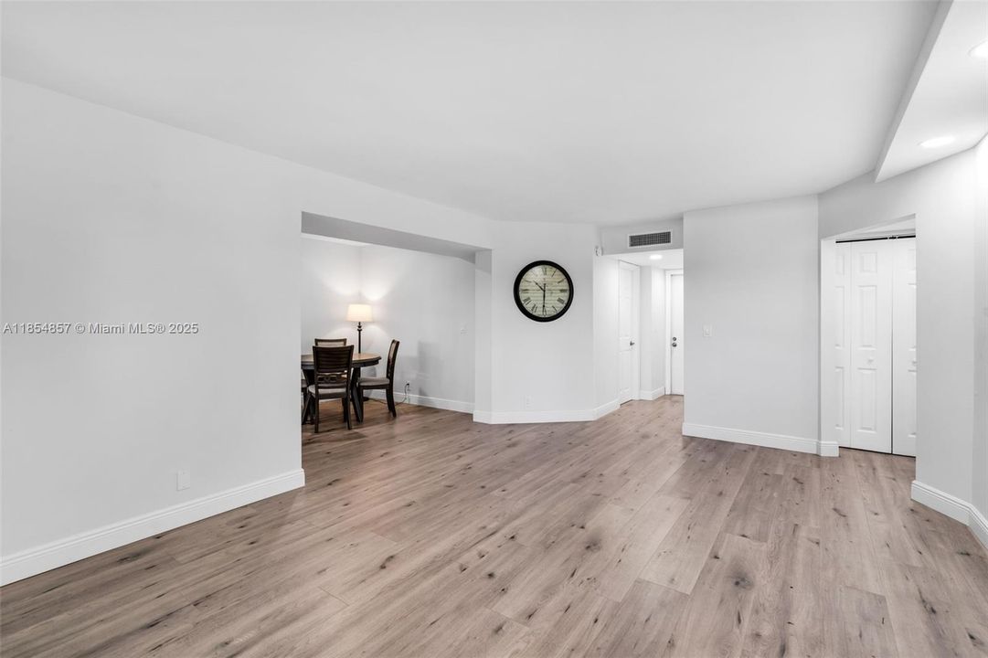 En Venta: $172,000 (2 camas, 2 baños, 1114 Pies cuadrados)