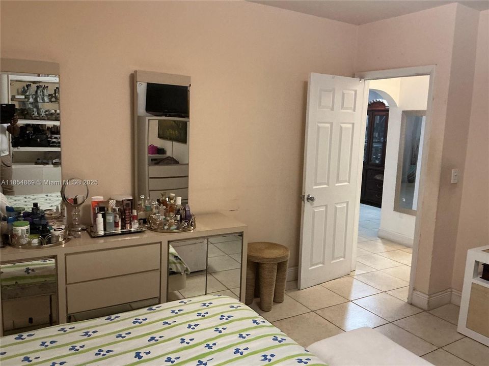 For Sale: $670,000 (2 beds, 1 baths, 1716 Square Feet)