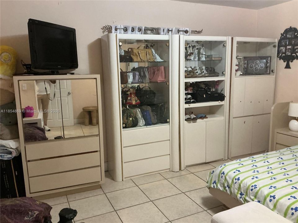 For Sale: $670,000 (2 beds, 1 baths, 1716 Square Feet)