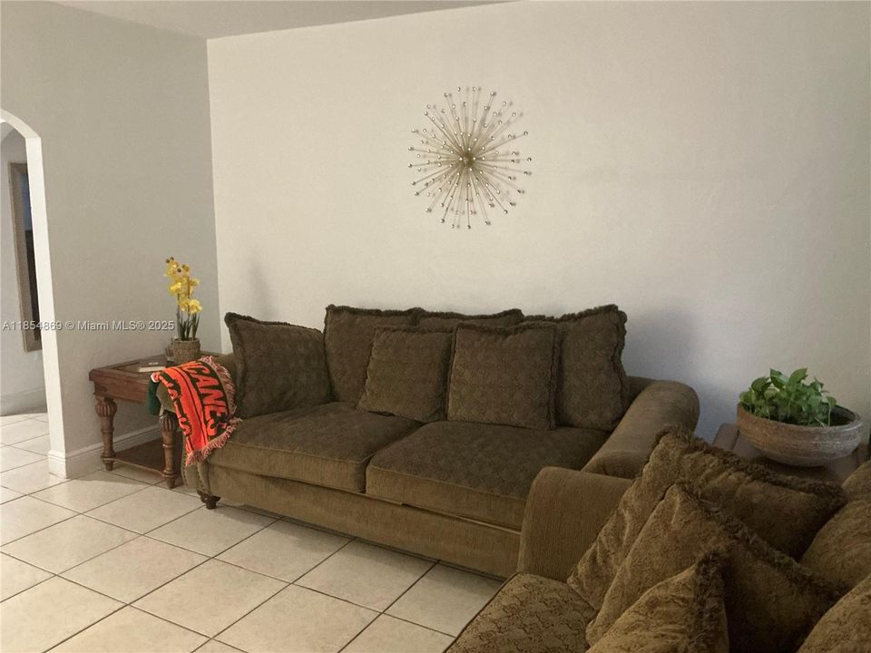 For Sale: $670,000 (2 beds, 1 baths, 1716 Square Feet)