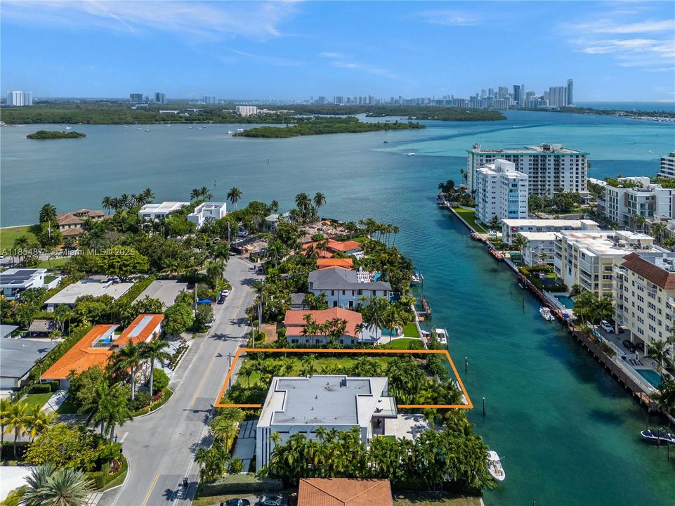 For Sale: $6,400,000 (6 beds, 7 baths, 7179 Square Feet)