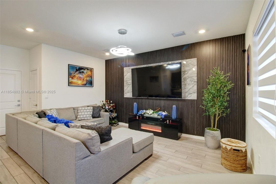 На продажу: $530,000 (4 спален, 2 ванн, 1826 Квадратных фут)