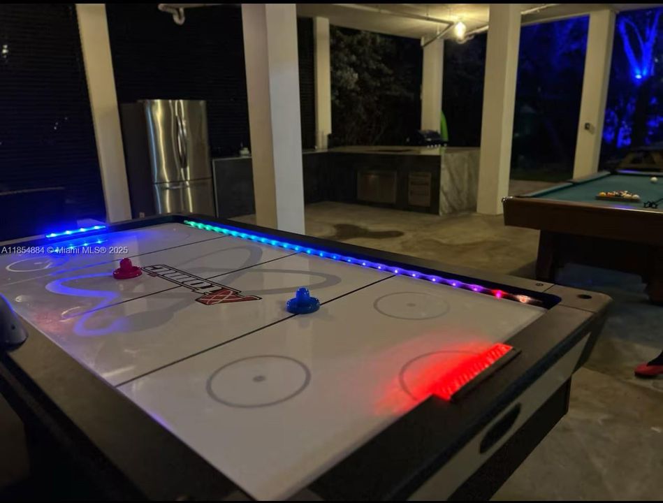 For Sale: $1,570,000 (4 beds, 2 baths, 1620 Square Feet)