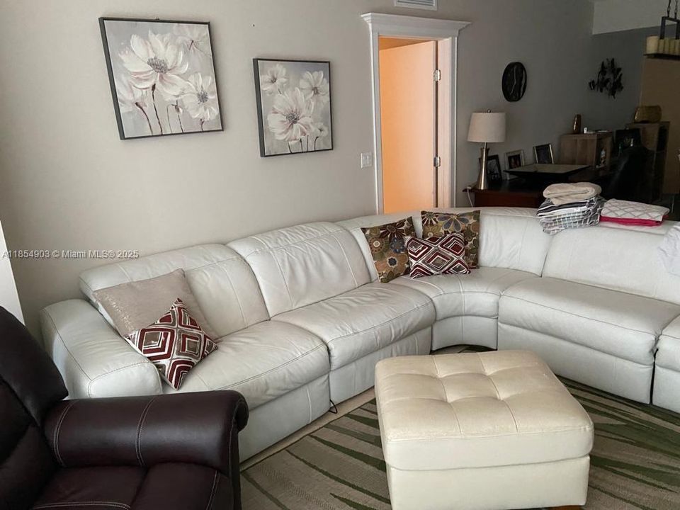 Recently Rented: $5,000 (3 beds, 3 baths, 1571 Square Feet)