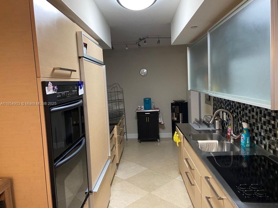 Recently Rented: $5,000 (3 beds, 3 baths, 1571 Square Feet)