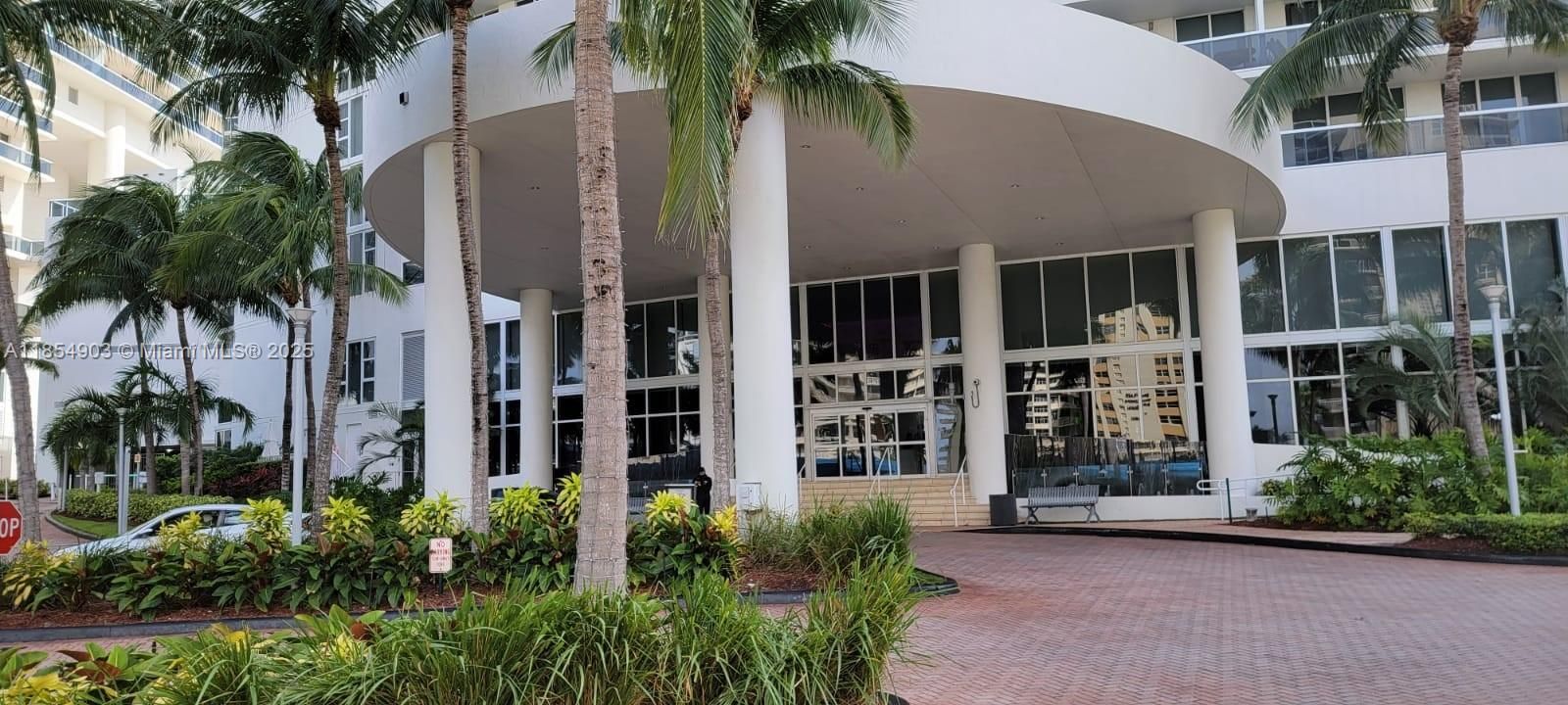 Recently Rented: $5,000 (3 beds, 3 baths, 1571 Square Feet)