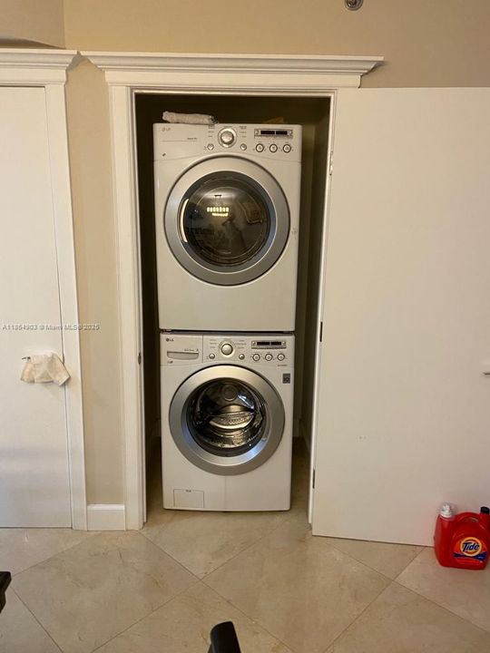 Recently Rented: $5,000 (3 beds, 3 baths, 1571 Square Feet)