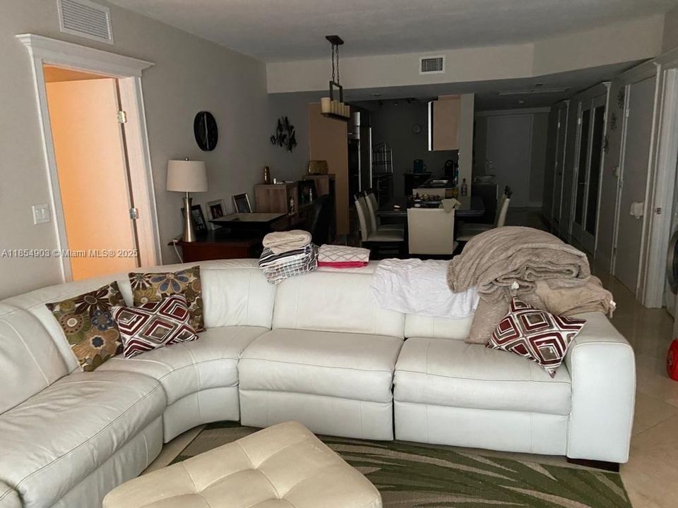 Recently Rented: $5,000 (3 beds, 3 baths, 1571 Square Feet)