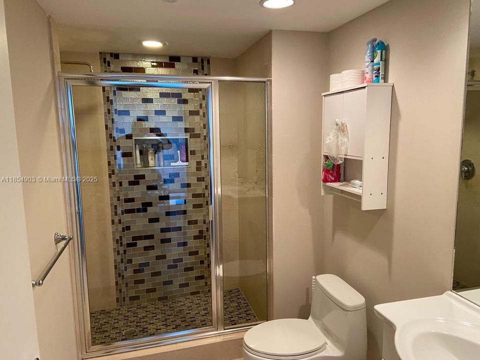 Recently Rented: $5,000 (3 beds, 3 baths, 1571 Square Feet)