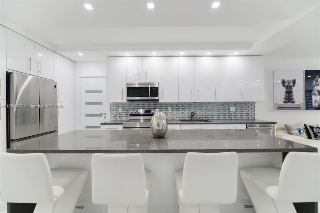 For Rent: $4,200 (1 beds, 1 baths, 870 Square Feet)