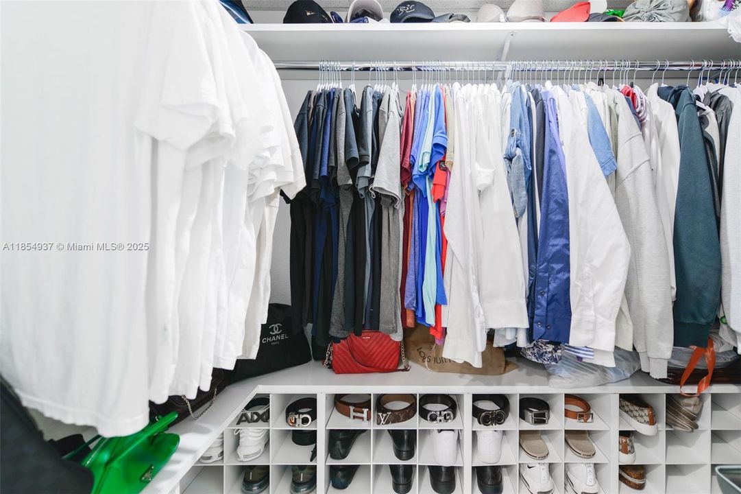 For Rent: $4,200 (1 beds, 1 baths, 870 Square Feet)