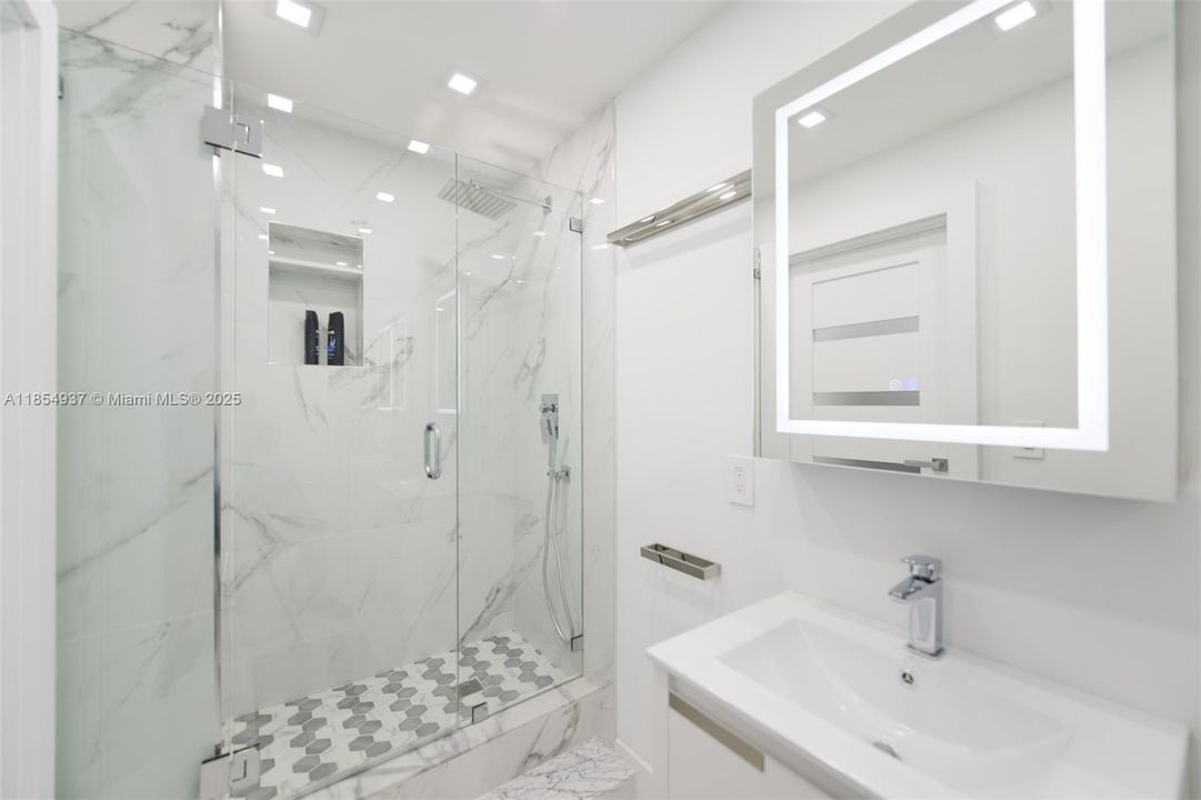 For Rent: $4,200 (1 beds, 1 baths, 870 Square Feet)