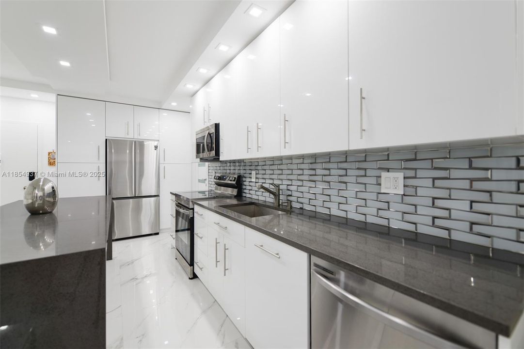 For Rent: $4,200 (1 beds, 1 baths, 870 Square Feet)