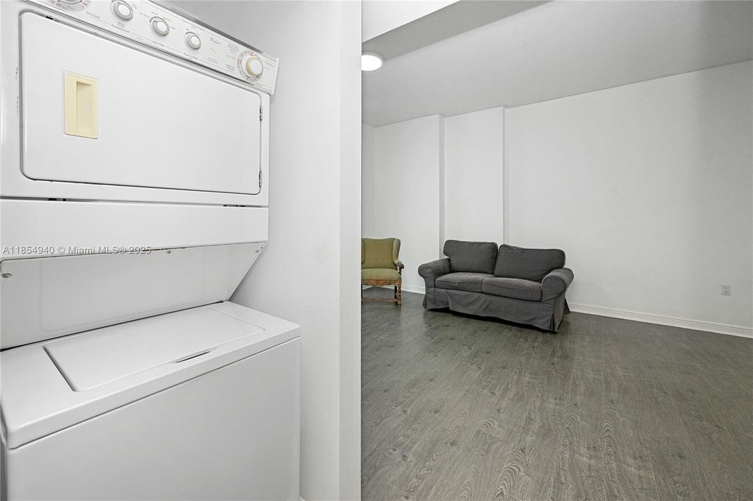 待售: $295,000 (1 贝兹, 1 浴室, 915 平方英尺)